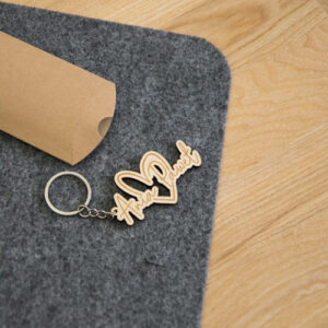 Drewniany brelok do kluczy z imionami dla pary