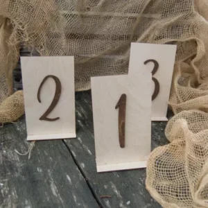 Drewniane numery stojące na stół wesele naturalny