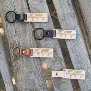 Drewniany brelok do kluczy mapa świata “You deserve the world”