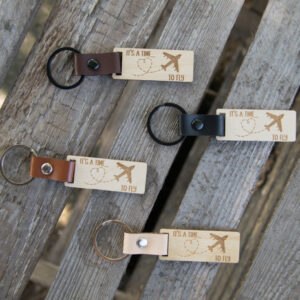 Drewniany brelok do kluczy z paskiem skórzanym”Time to fly”