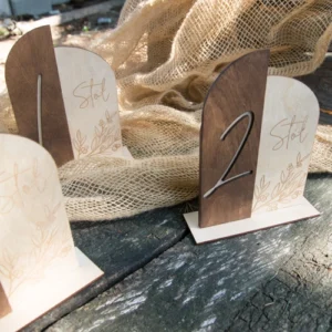 Drewniane numery stojące na stół weselny z grawerem