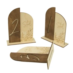 Drewniane numery stojące na stół weselny z grawerem